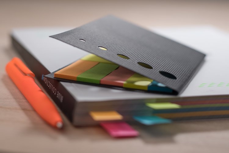 Taschennotizbuch, mit Haftnotizen und 5 verschiedenfarbigen Post-its, im schwarzen Umschlag, mit Werbeaufdruck, egal ob mit Firmenlogo oder einem Text.